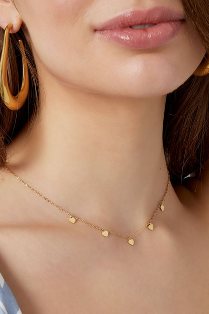 Schlichte Halskette mit Herzanhängern – Goldfarbe  - Goldfarbefarbe