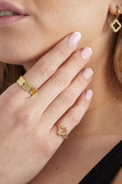 twisted ring with clover
