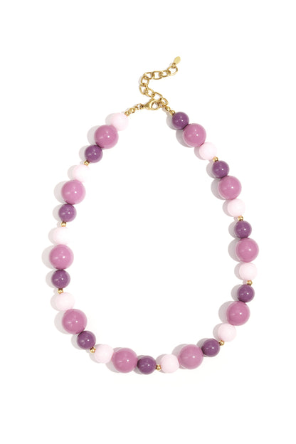 Necklace with beads of different sizes