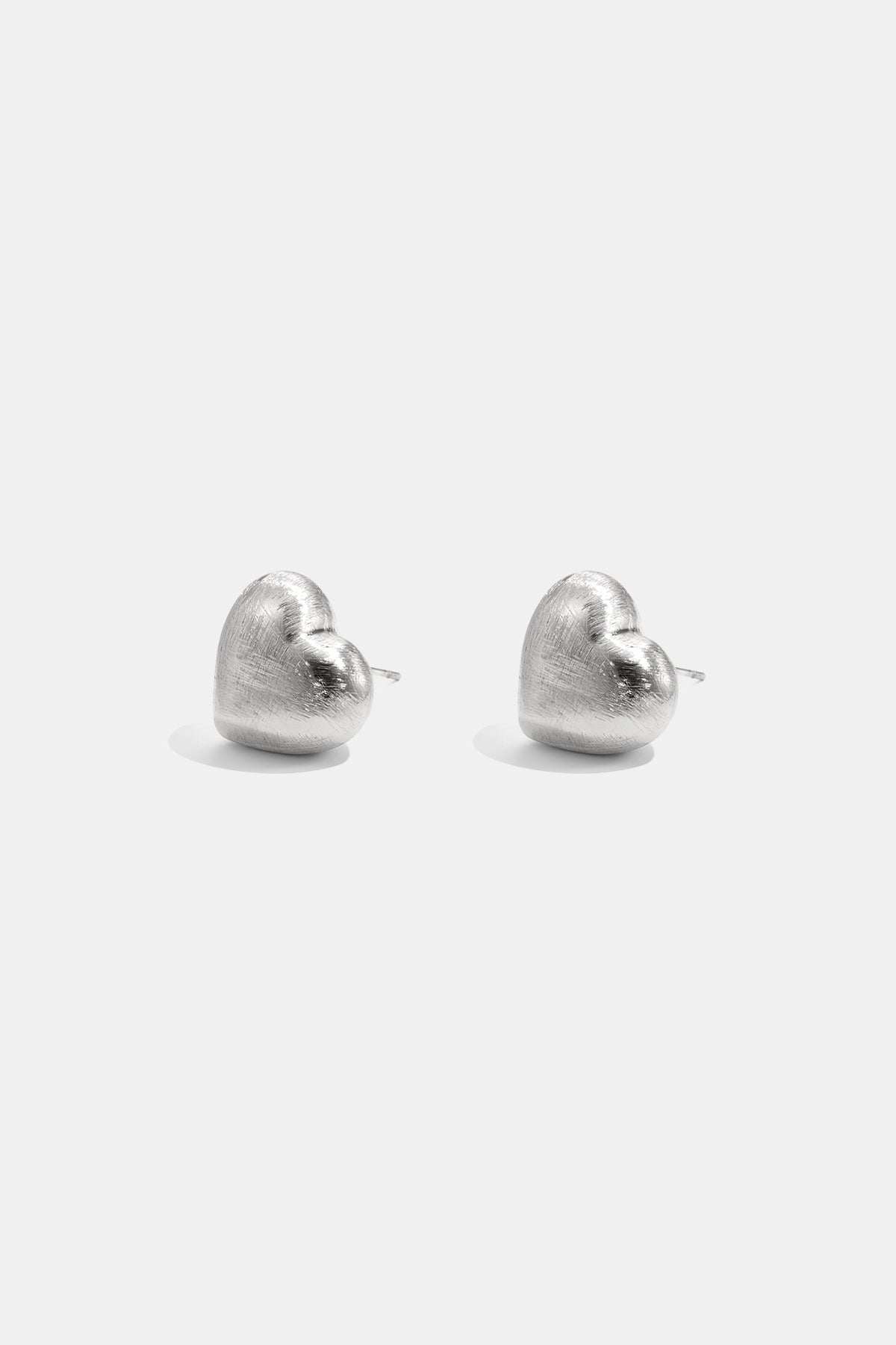 Sanft geformte Herzohrstecker mit mattem Effekt