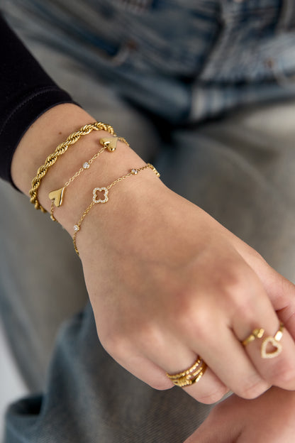Armband mit durchbrochenem Muster und eingelegten Kleeblättern und Steinen