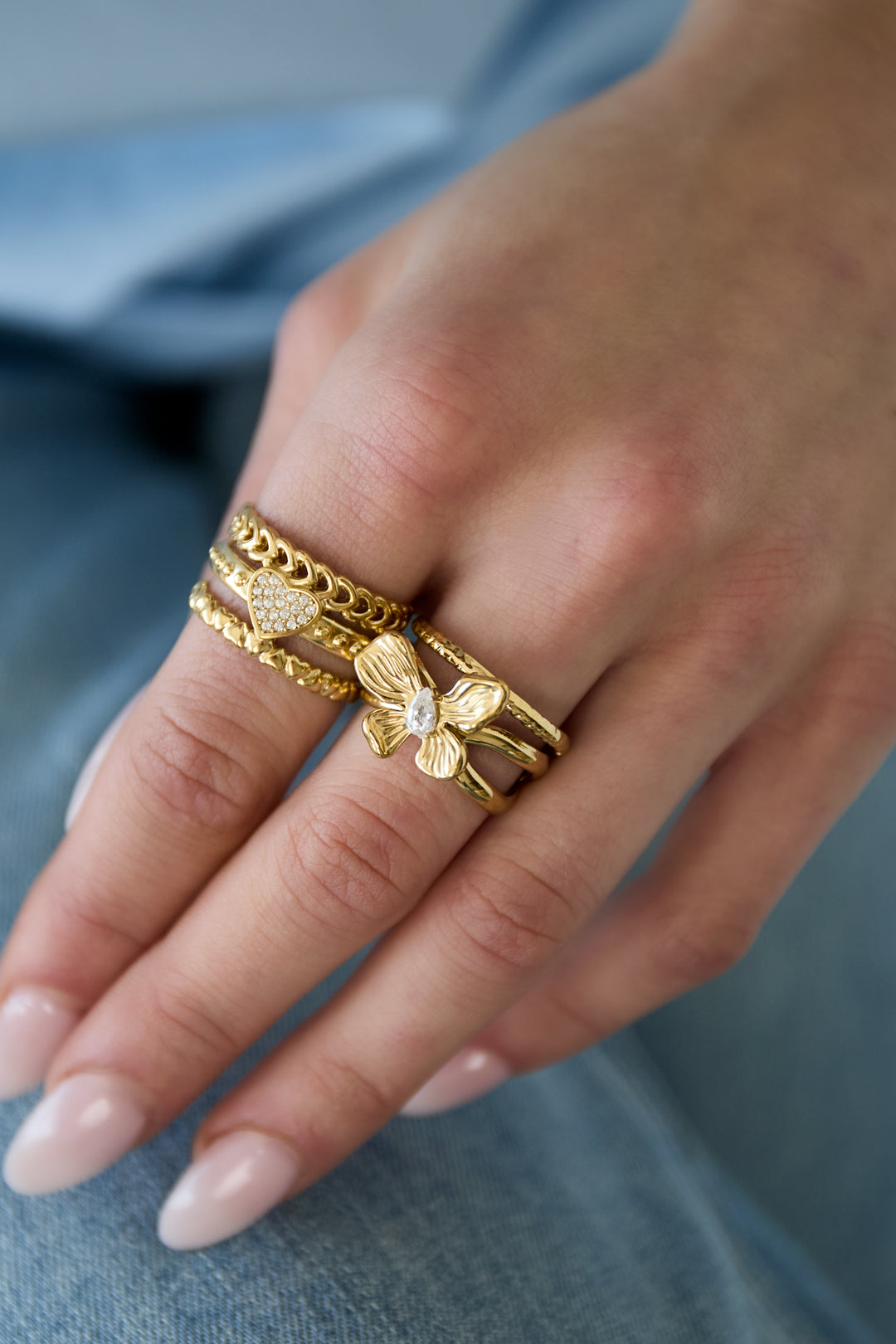 Statement-Ring mit mehreren Lagen verziert mit Blume und Stein
