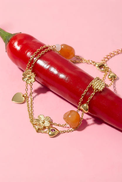 Charm-Armband mit orangefarbenen Perlen, Blumen und Herzen