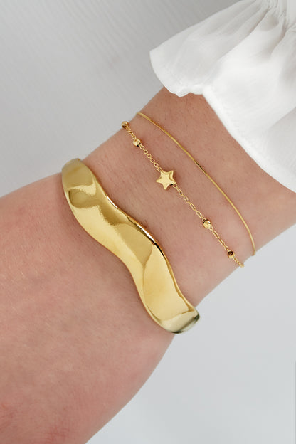 Wavy bangle