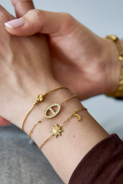 Armband mit minimalistischem Kleeblatt und Perlen