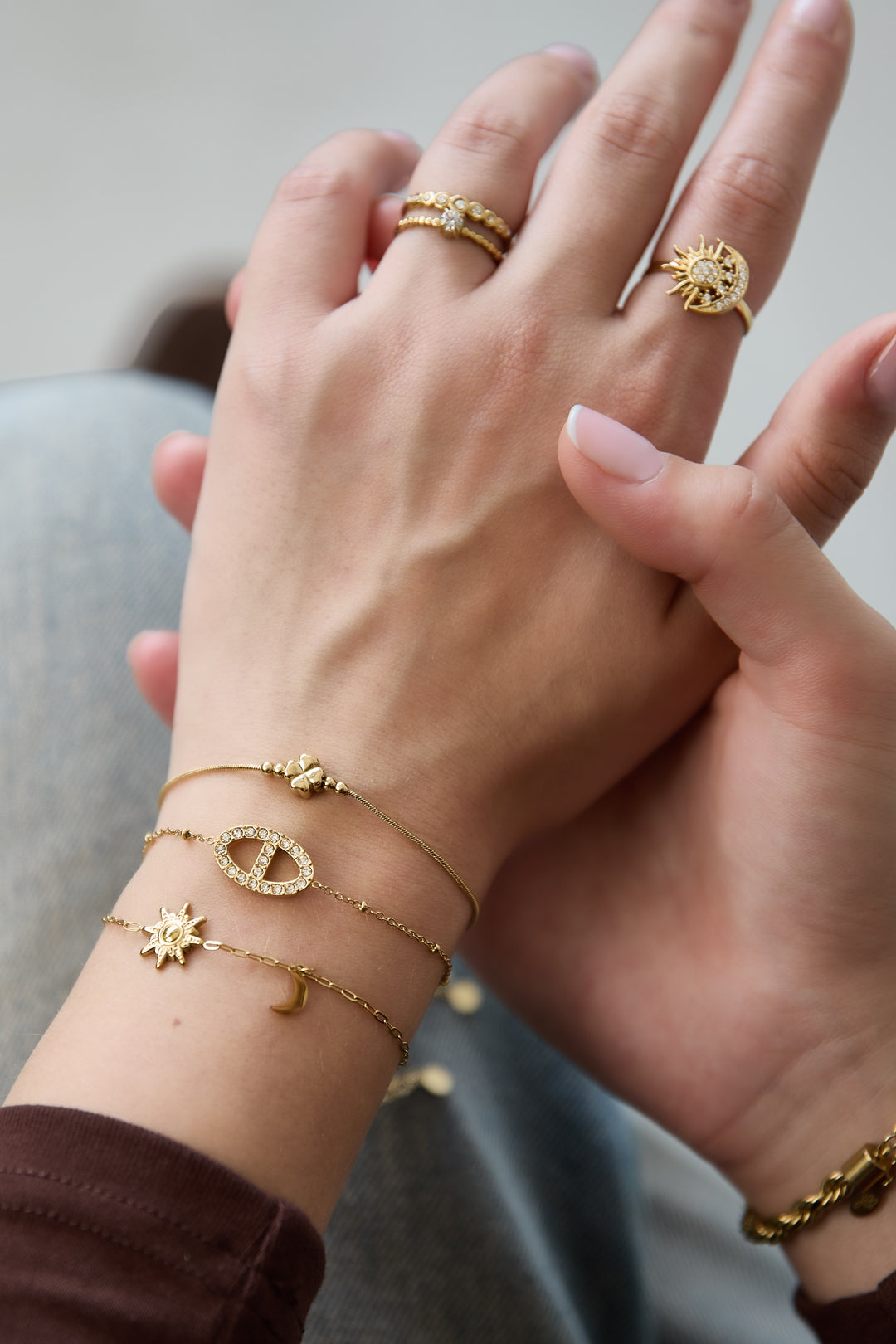 Armband mit Steinen in ovalem Anhänger