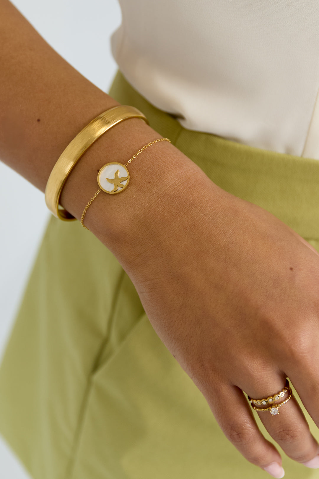 Armband mit Seesternen im Kreis