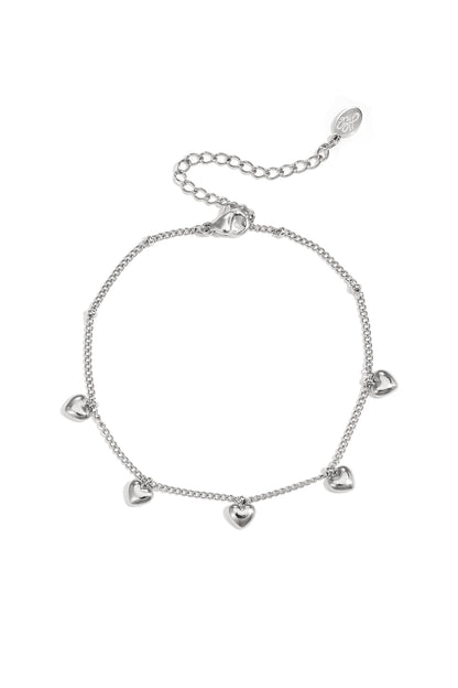 Armband mit kleinen baumelnden Herzen