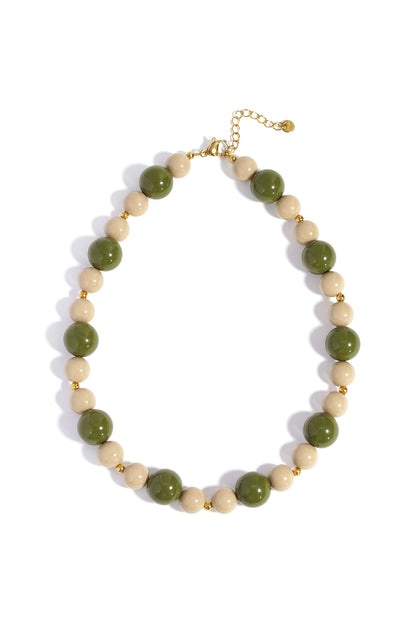 Necklace with beads of different sizes