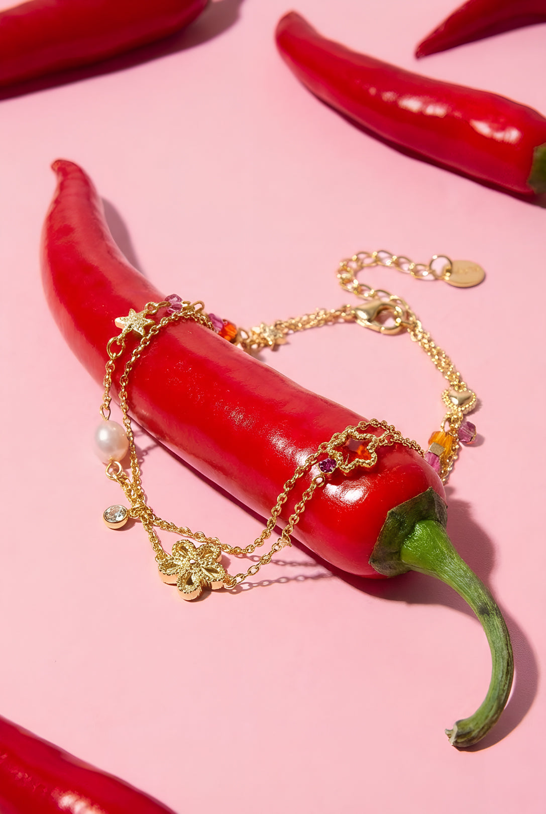 Charm-Armband mit Stern- und Blumenanhängern, Perlen, Steinen und Perlen