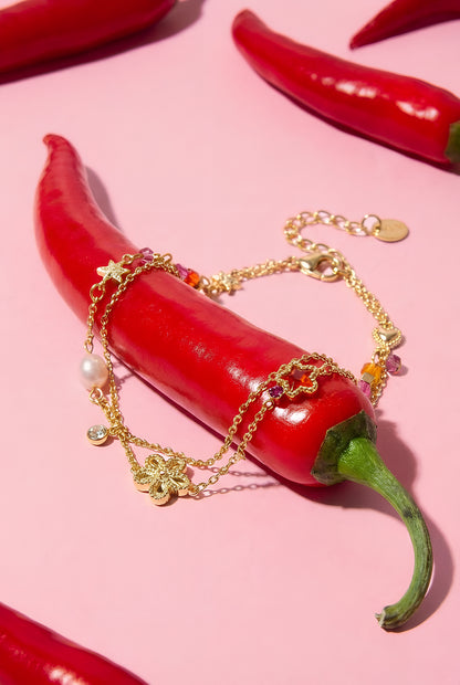 Charm-Armband mit Stern- und Blumenanhängern, Perlen, Steinen und Perlen