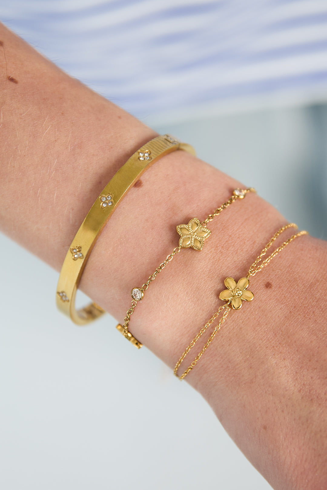Armband mit abwechselndem Muster aus Blumen und Steinen