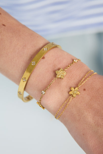 Armband mit abwechselndem Muster aus Blumen und Steinen